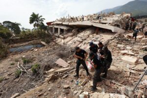 Aid worker says hundreds remain trapped after Venezuela earthquakes