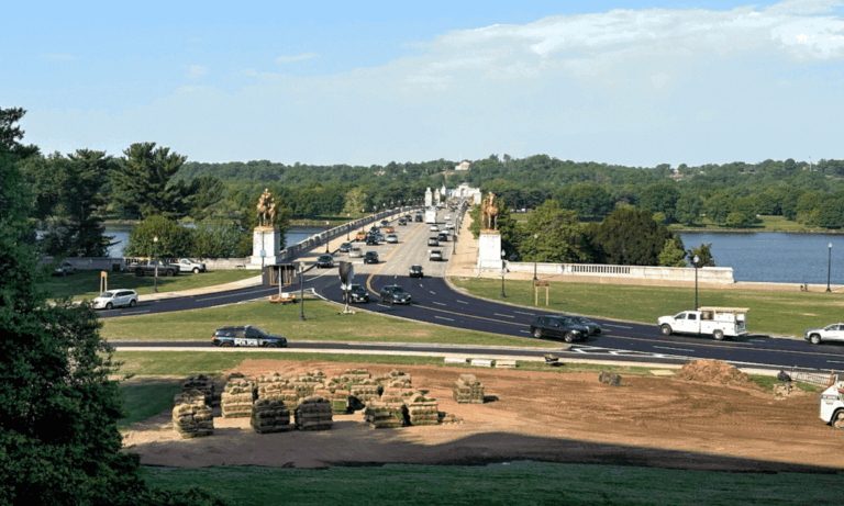 GIF of the view from the Lincoln Memorial before and after the planned arch.