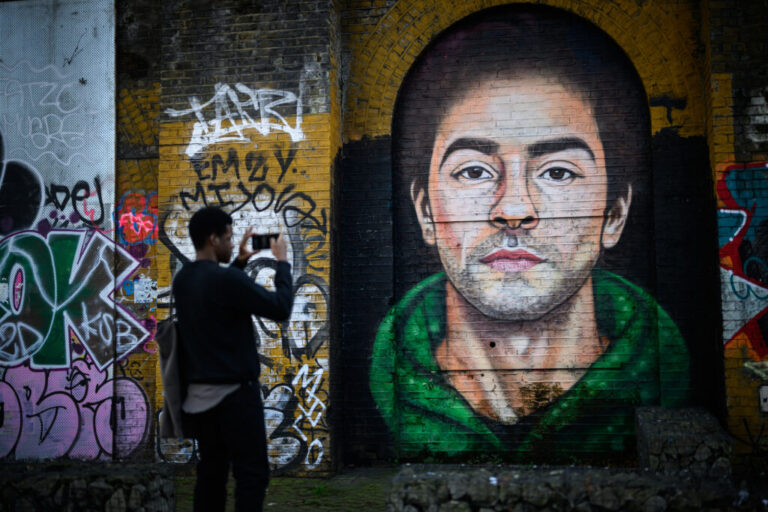 A mural of Luigi Mangione, who is charged with killing the CEO of UnitedHealthcare in 2024 in New York, was painted in the Bethnal Green area of London, England. Prosecutors describe Mangione as a ruthless murderer, but the 28-year-old has also drawn support and praise around the world.
