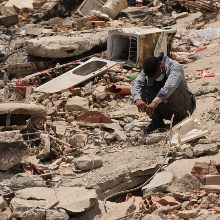 As Venezuelans struggle to find earthquake survivors, many blame the government