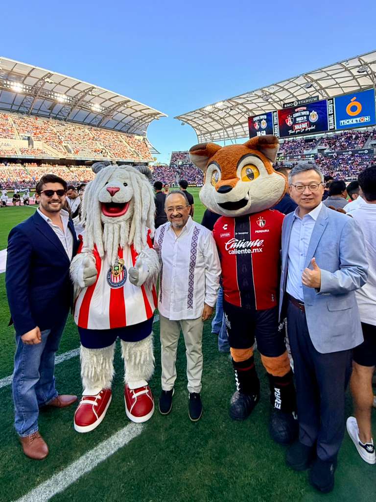 Consul General of Mexico Carlos González Gutiérrez (center) and Consul General of South Korea Youngwan Kim attend a match between Mexican clubs Chivas de Guadalajara and Atlas in Los Angeles on March 29.