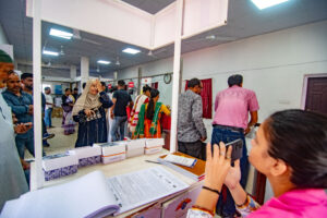 Most people who need glasses don’t have them. Can the post office change that?