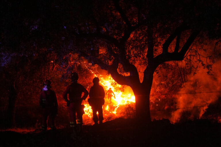 Firefighters use controlled burning to halt a wildfire that continues to spread near Cebreros, Ávila province, Spain, Tuesday, July 28, 2026.