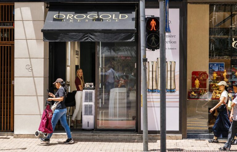 Exterior of Orogold Cosmetics skincare outlet on Russell Street in Causeway Bay.